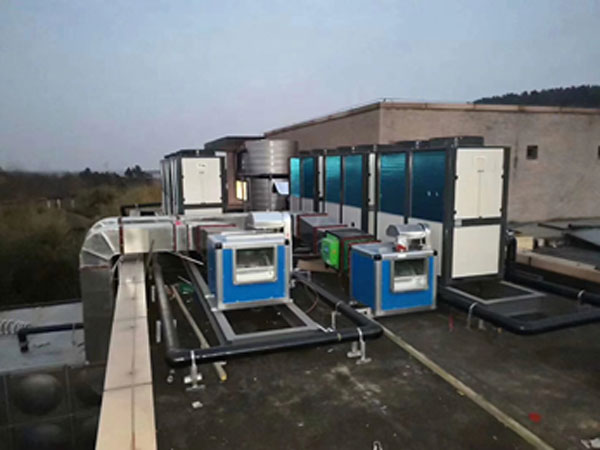 亿家人空气源热泵成酒店室外温泉泡池的标配