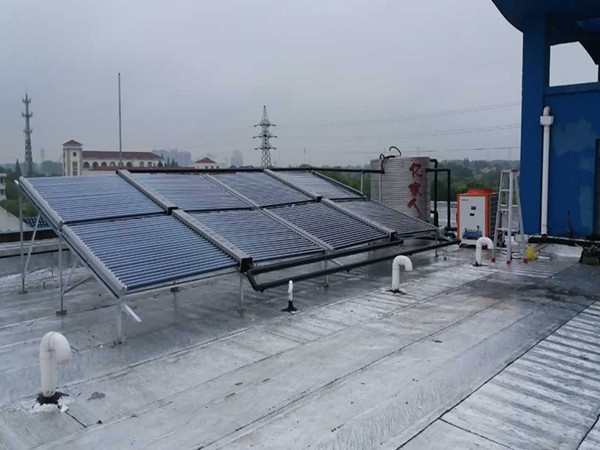 湖州网球中心浴室太阳能加热泵热水工程交付运行